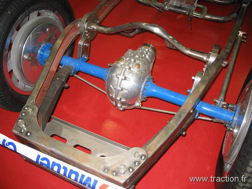 20090228 Montbeliard (10).jpg - 28/02/2009 - 25200 MONTBELIARD VIEUX VOLANTS FRANCS-COMTOIS Bourse d'échange Autos-Motos Anciennes - la Roselière - Fabrication par un amateur d'une BUGATTI